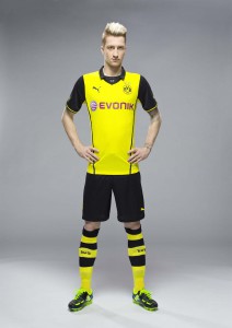 Marco Reus präsentiert das neue BVB-Champions League-Trikot